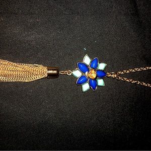 Women’s beautiful flower necklace